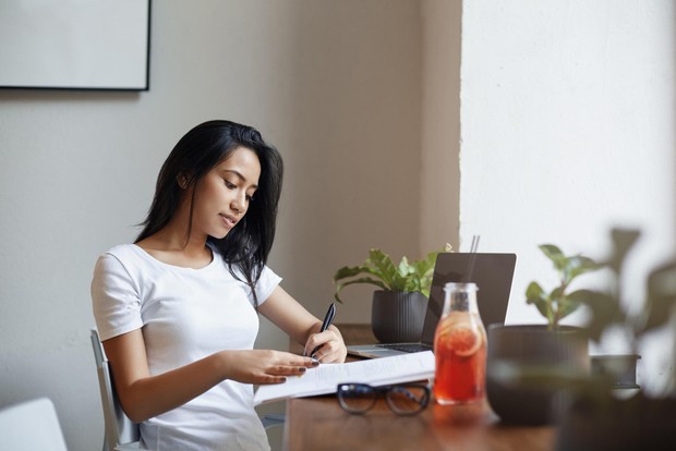 Kebiasaan sehari-hari positif seperti menulis jurnal syukur dapat membantu menciptakan awal hari yang lebih terarah. Dengan mencatat hal-hal yang patut disyukuri, seseorang dapat melatih pola pikir yang lebih positif secara bertahap.