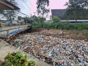Sampah Sumbat Sungai Cikapundung, Warga Bojongsoang Khawatir Banjir