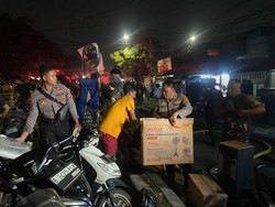 Momen Polisi Bantu Selamatkan Barang-barang Korban Kebakaran di Kemayoran
