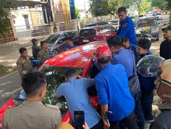 Balita 1,5 Tahun di Bone Terkunci di Dalam Mobil, Damkar Evakuasi
