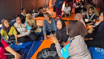 Polwan Jaga Jakarta Beri Bantuan dan Trauma Healing Korban Kebakaran Kemayoran