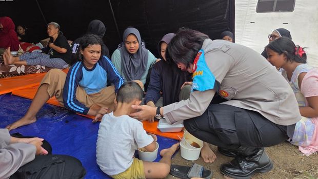 Polwan Jaga Jakarta bersama jajaran Polres Metro Jakpus menyalurkan bantuan sosial kepada warga terdampak kebakaran di kawasan Pasar Jiung, Kecamatan Kemayoran. (dok Istimewa)