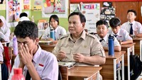 Prabowo Tinjau MBG di SMPN 111 Jakarta, Duduk dan Makan Bareng Siswa