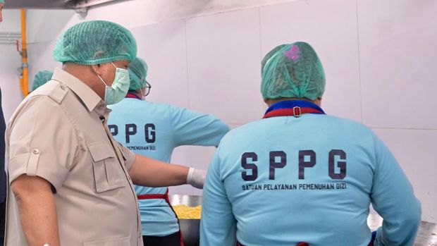 Presiden Prabowo Subianto meninjau Satuan Pelayanan Pemenuhan Gizi (SPPG) di Palmerah, Jakarta