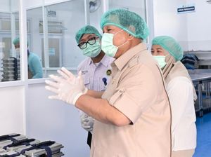 Pakai Penutup Kepala dan Sarung Tangan, Prabowo Tinjau SPPG di Palmerah