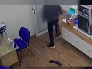 Ngeri Pasien di Tangerang Tiba-tiba Tusuk Perawat Klinik Gigi