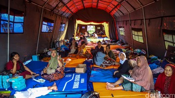 Ratusan Korban Kebakaran Kebon Kosong Bertahan di Tenda Pengungsian