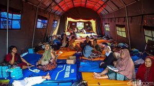 Ratusan Korban Kebakaran Kebon Kosong Bertahan di Tenda Pengungsian