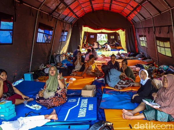 Ratusan Korban Kebakaran Kebon Kosong Bertahan di Tenda Pengungsian