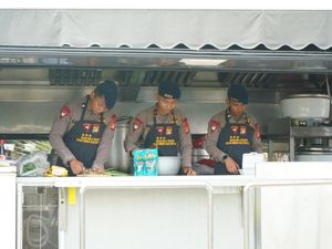 Brimob Polda Metro Dirikan Dapur Bantu Warga Terdampak Kebakaran Kemayoran