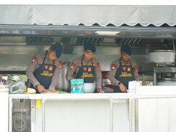Brimob Polda Metro Dirikan Dapur Bantu Warga Terdampak Kebakaran Kemayoran