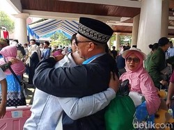 Penuh Haru, Jemaah Haji Kloter Perdana Indramayu Kembali ke Keluarga