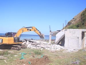 Langgar Sempadan Pantai, 3 Bangunan Resort di Sekotong Dibongkar