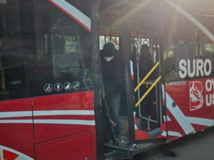 Senggol Dump Truk Parkir, Kaca Pintu Suroboyo Bus Pecah