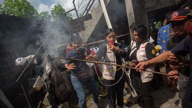 Tim peneliti dari Universitas Gadjah Mada (UGM) melakukan pengukuran kandungan gas pada api nan membakar sebuah baju di rumah Mutfiana penduduk Seyegan, Sleman, D.I Yogyakarta, Senin (1/6/2026). Tim peneliti dari UGM melakukan penelitian mengenai penyebab munculnya api nan diindikasi berasal dari gas hidrogen nan membakar sejumlah peralatan nan berada di rumah tersebut sejak sepekan terakhir. ANTARA FOTO/Andreas Fitri Atmoko