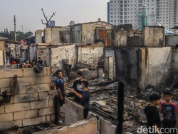 Video Cerita Lansia Dievakuasi dengan Digendong Warga saat Kebakaran Kemayoran