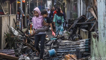 Usai Kebakaran Hebat, Warga Kembali Cari Harta yang Tersisa di Tengah Puing