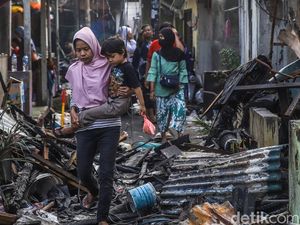 Usai Kebakaran Hebat, Warga Kembali Cari Harta yang Tersisa di Tengah Puing
