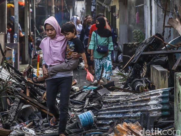 Usai Kebakaran Hebat, Warga Kembali Cari Harta yang Tersisa di Tengah Puing