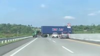 Geger Truk Trailer Nekat Putar Balik di Tol Semarang-Solo