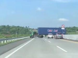 Geger Truk Trailer Nekat Putar Balik di Tol Semarang-Solo