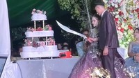 Viral Pengantin Potong Kue Pernikahan Bukan Pakai Pisau Tapi Pedang