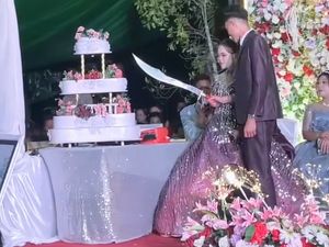 Viral Pengantin Potong Kue Pernikahan Bukan Pakai Pisau Tapi Pedang