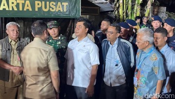 Diutus Prabowo, Wamensesneg Serahkan Bantuan ke Korban Kebakaran Kemayoran