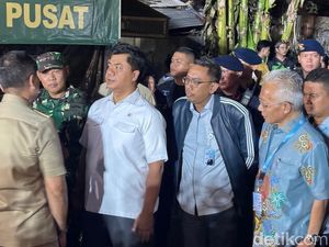 Diutus Prabowo, Wamensesneg Serahkan Bantuan ke Korban Kebakaran Kemayoran