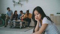 7 Alasan Merasa Kesepian padahal Punya Banyak Teman, Pernah Mengalaminya?