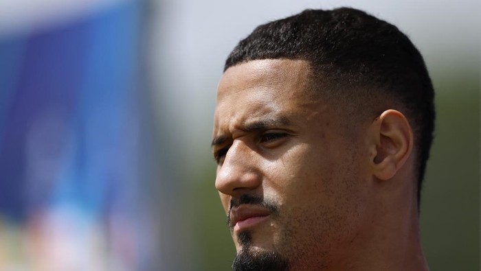 William Saliba cedera punggung, terancam absen di Piala Dunia 2026.