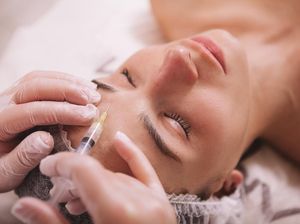 Rela Wajah Bentol Sultan Demi Awet Muda? Ini Tren Skin Booster yang Hits