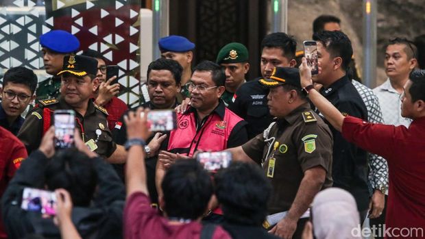 Mantan Wakil Kepala Badan Gizi Nasional (BGN), Sony Sonjaya, memasuki mobil tahanan di Gedung Kejaksaan Agung, Jakarta, Rabu (3/6/2026).