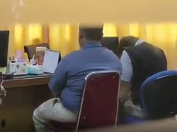 Video: Viral Aksi Ciuman Sesama Jenis Mahasiswa PNJ di Kampus