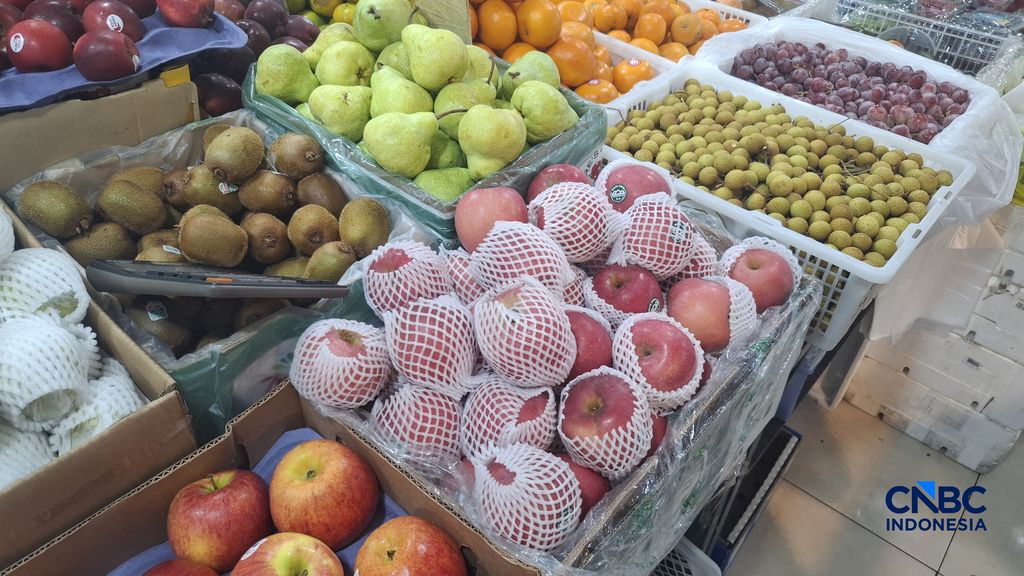 Aneka buah impor nan dijual di Pasar Senen, Jakarta Pusat pada Rabu (3/6/2026). (CNBC Indonesia/Chandra Dwi Pranata)