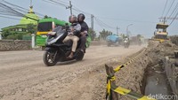 Proyek Pelebaran Jalan di Gresik Picu Macet Panjang dan Debu Tebal