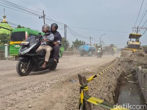 Proyek Pelebaran Jalan di Gresik Picu Macet Panjang dan Debu Tebal