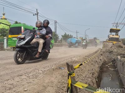 Proyek Pelebaran Jalan di Gresik Picu Macet Panjang dan Debu Tebal
