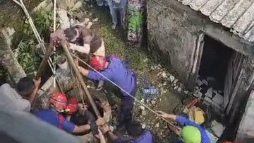 Bocah Depok Nyemplung Sumur Saat Cari Mainan, Dievakuasi Damkar