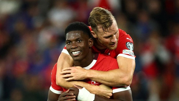 FILE PHOTO: Soccer Football - World Cup - UEFA Qualifiers - Group B - Switzerland v Kosovo - St. Jakob-Park, Basel, Switzerland - September 5, 2025 Switzerlands Breel Embolo celebrates scoring their fourth goal with Silvan Widmer REUTERS/Denis Balib