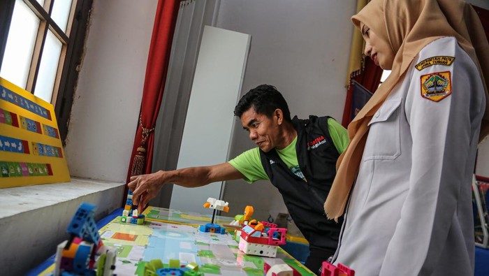 Para guru mempraktikkan perangkat robotik