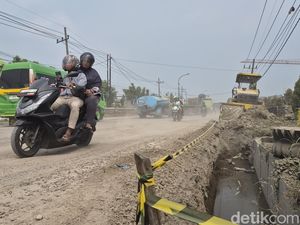 Debu Proyek Pelebaran Jalan Mojotengah Gresik Dikeluhkan Warga-Pengendara