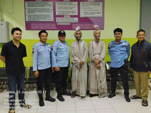 Terjaring Razia, 2 Pengamen Pocong Diangkut Dinsos Malam-malam