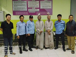 Terjaring Razia, 2 Pengamen Pocong Diangkut Dinsos Malam-malam
