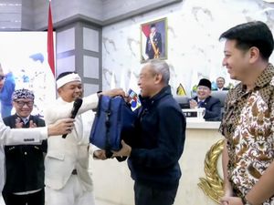 KDM Tunaikan Janji, Persib Terima Kadedeuh Rp1 M Usai Hattrick Juara