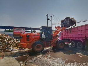 Gunungan Sampah Pasar Baleendah Bandung Akhirnya Diangkut Alat Berat