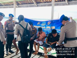 Kapal JALUR Polda Riau Tiba di Pesisir Meranti, Hadirkan Pustaka Apung dan Bansos