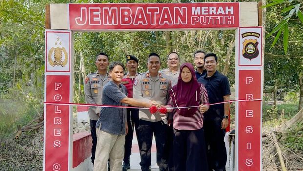 Kapolres Ogan Komering Ilir AKBP Eko Rubiyanto, meresmikan Jembatan Merah Putih di Desa Pematang Buluran, Kecamatan SP Padang, Kabupaten Ogan Komering Ilir