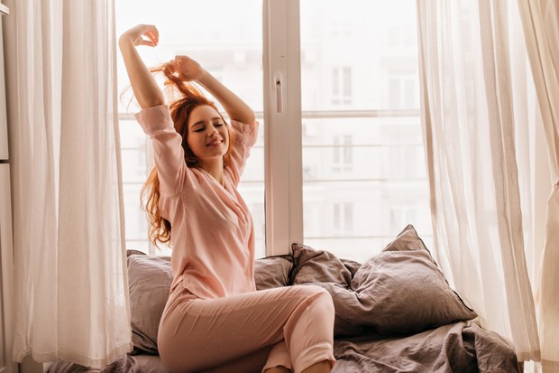 Kebiasaan pagi untuk mental lebih sehat dapat dimulai dengan bangun pada jam yang sama setiap hari. Rutinitas ini membantu tubuh menjaga ritme sirkadian sehingga waktu tidur dan bangun menjadi lebih teratur. Saat pola tersebut konsisten, kualitas tidur cenderung lebih baik dan suasana hati lebih stabil.