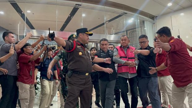 Eks Wakil Kepala BGN Lodewyk Pusung ditahan Kejagung.